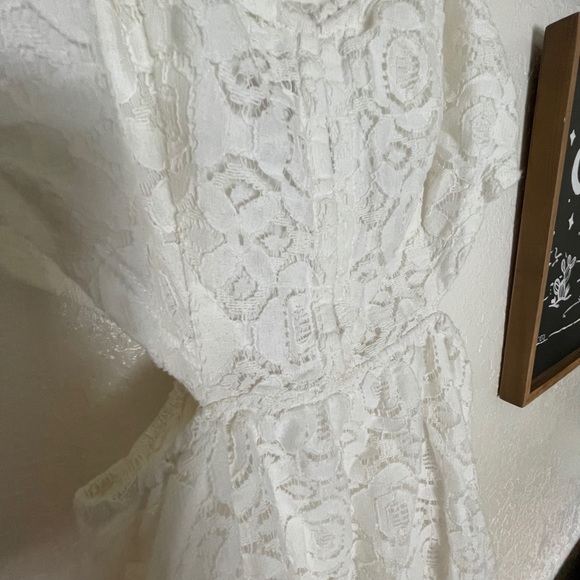 Lace Kendall and Kylie dress - Picture 2 of 12